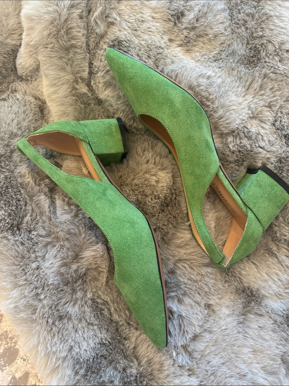 Moving Steps Green sued pumps with block heels.